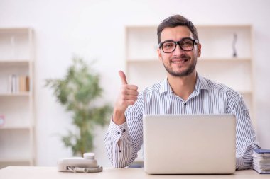 Ofiste çalışan genç işadamı.