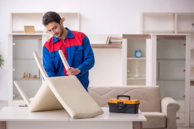 Evde çalışan genç bir marangoz.