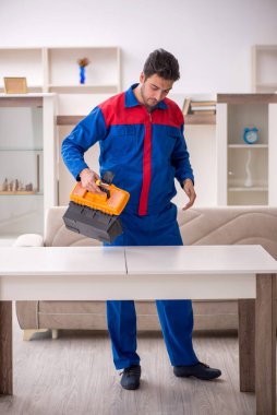 Evde çalışan genç bir marangoz.