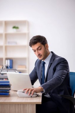 Ofiste çalışan genç işadamı.