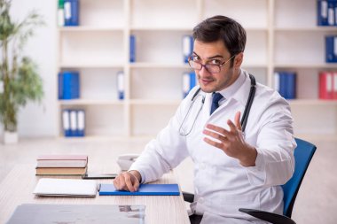 Klinikte çalışan genç bir doktor.