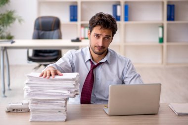 Genç işadamı ofisteki aşırı işten memnun değil.