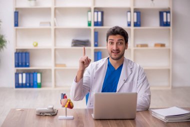 Teletıp konseptinde genç doktor