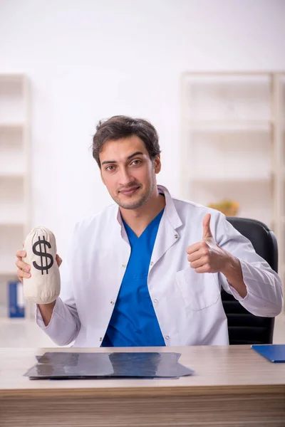 Ung Läkare Som Håller Pengar Sjukhuset — Stockfoto