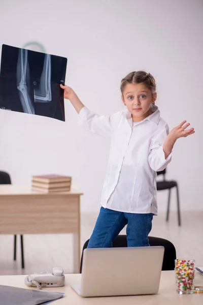 Little Girl Playing Doctor Radiologist Hospital — Stock Photo, Image