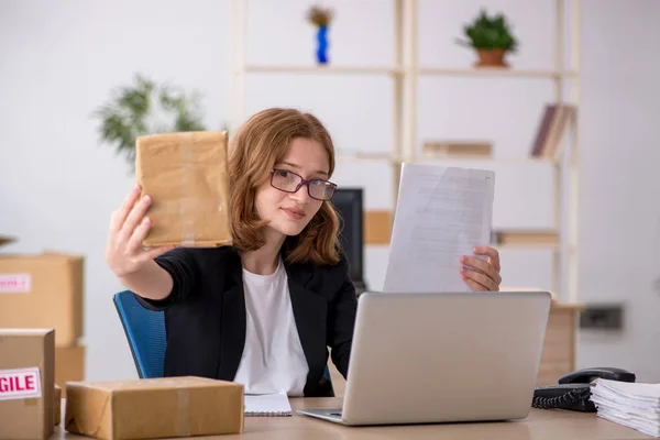 Young Businesswoman Working Box Delivery Service — Stock Photo, Image