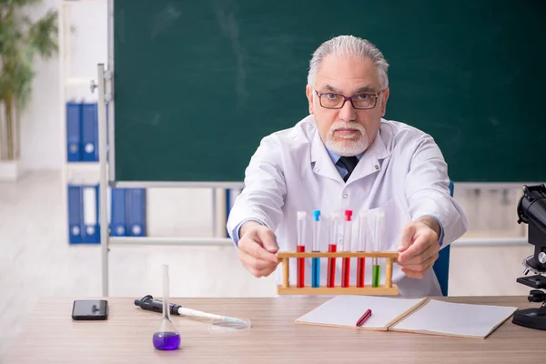 Old Chemist Teacher Sitting Classroom — Stock Photo, Image