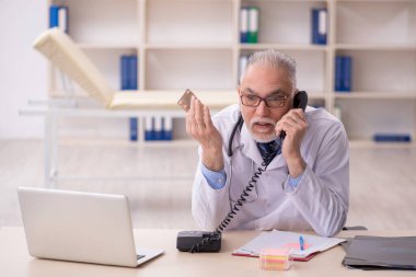 Hastanede çalışan yaşlı doktor.