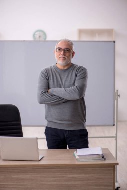 Sınıftaki eski öğretmen.