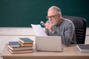 Sınıftaki eski öğretmen.