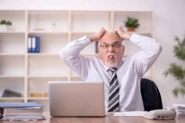 İş yerinde çalışan eski bir işadamı