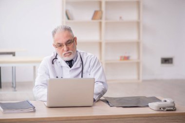 Teletıp konseptinde yaşlı bir doktor.