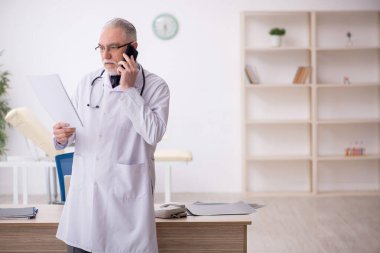 Teletıp konseptinde yaşlı bir doktor.