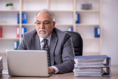 Ofiste çalışan eski bir işadamı.