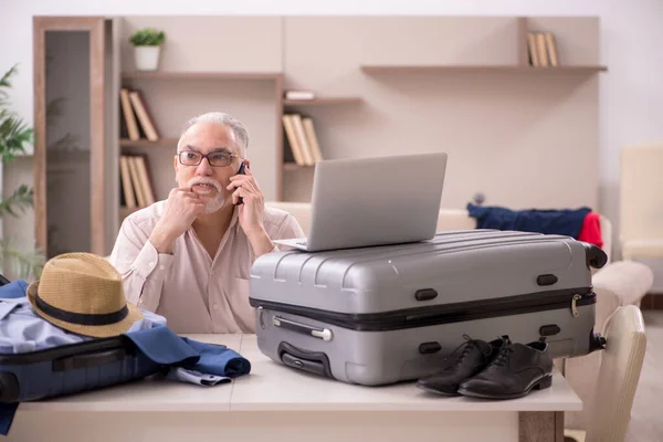 Aged Man Preparing Trip Home — Fotografia de Stock