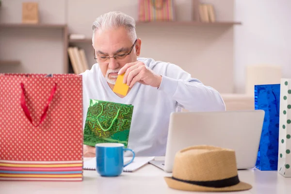 Old Man Many Bags Christmas Concept Indoors — Stock Photo, Image