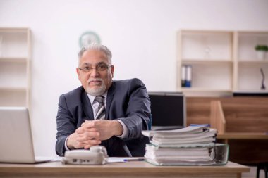 İş yerinde çalışan eski patron.