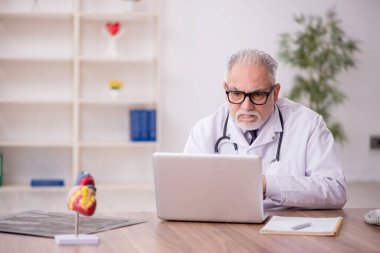 Teletıp konseptinde yaşlı bir doktor.