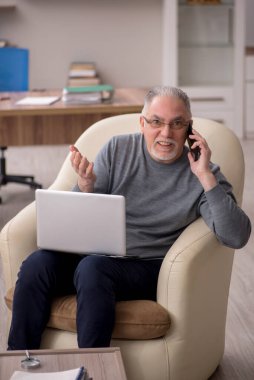 Salgın sırasında evde çalışan eski bir çalışan.