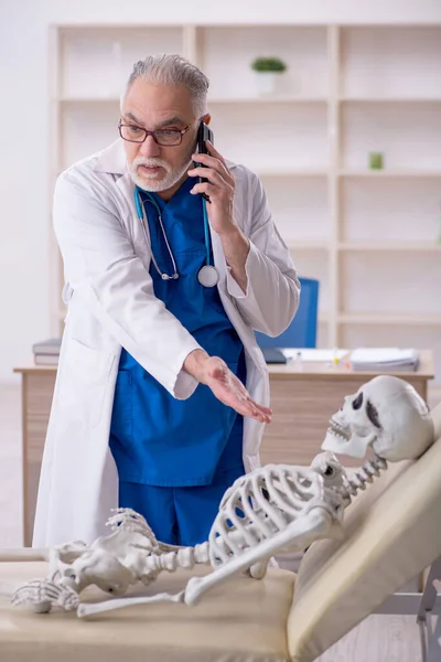 Old Male Doctor Skeleton Patient Hospital —  Fotos de Stock