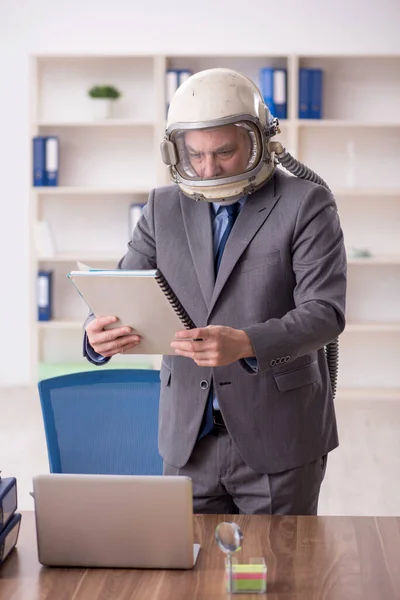 Old Employee Wearing Spacesuit Office — Stockfoto