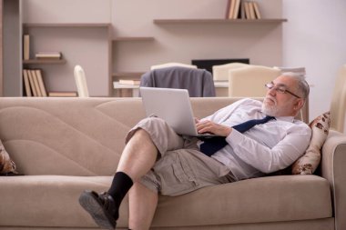 Salgın sırasında evden çalışan eski bir işadamı