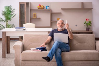 Yaşlı adam salgın sırasında evden çalışıyor.