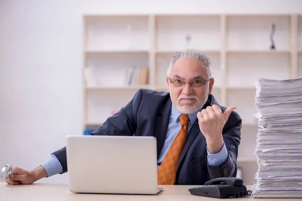 Old Male Employee Too Much Work Workplace — Stock Photo, Image