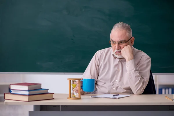 Old Teacher Time Management Concept — Stock Photo, Image