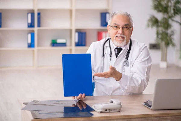 Ältere Männliche Ärztin Arbeitet Der Klinik — Stockfoto