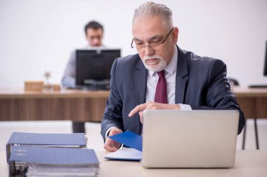 Ofiste çalışan iki meslektaşım.