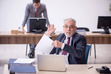 Ofiste çalışan iki meslektaşım.