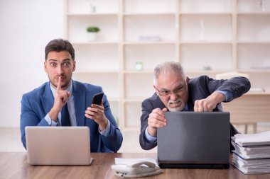 İki çalışan işyerinde oturuyor.