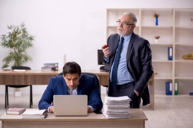 Ofiste çalışan iki meslektaşım.