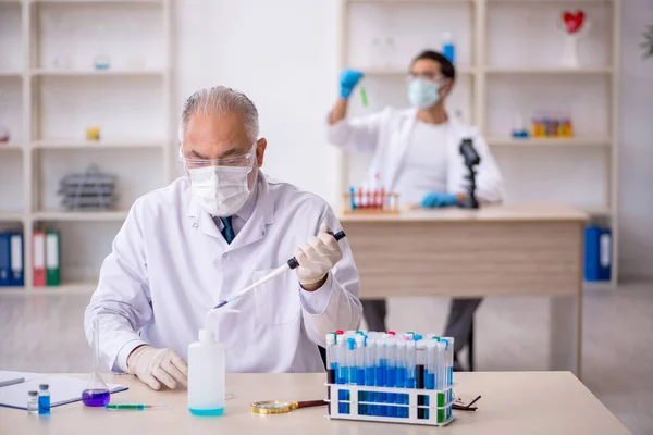 Zwei Chemiker Labor — Stockfoto