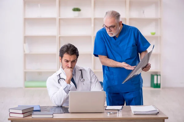 Δύο Γιατροί Ακτινολόγοι Που Εργάζονται Στο Νοσοκομείο — Φωτογραφία Αρχείου