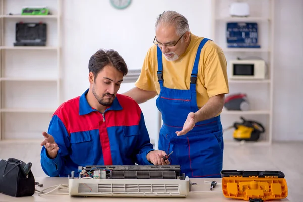 Två Reparatörer Reparerar Luftkonditioneringen Vid Verkstaden — Stockfoto