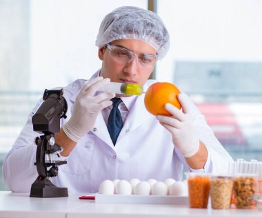 Beslenme uzmanı gıda ürünlerini laboratuvarda test ediyor.