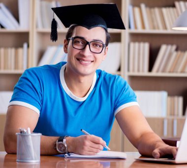 Üniversiteden mezun olan genç adam.