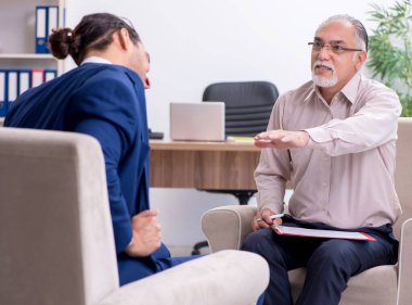 Yaşlı doktor psikoloğu ziyaret eden genç adam.