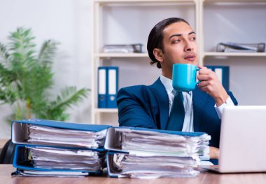 Ofiste çalışan yakışıklı genç işadamı.