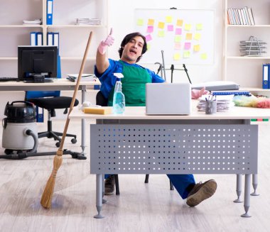 Ofiste çalışan yakışıklı, profesyonel temizlikçi.