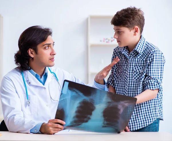 Der Männliche Radiologe Betrachtet Die Bilder Von Jungen — Stockfoto