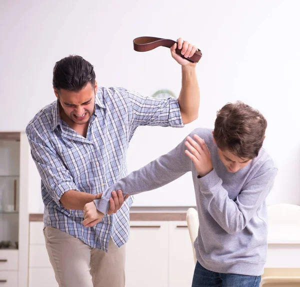 Baba Boynuzunu Dövüyor Cezalandırıyor — Stok fotoğraf