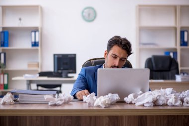 Beyin fırtınası konseptinde genç işadamı