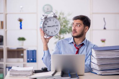 Zaman yönetimi konseptinde genç işadamı