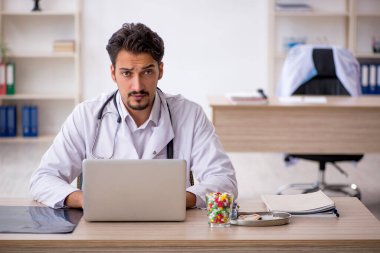 Klinikte çalışan genç bir doktor.