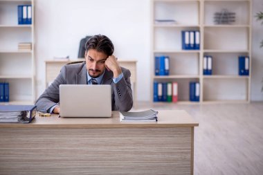 İş yerinde çalışan genç bir işadamı