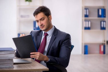 İş yerinde çalışan genç bir işadamı