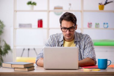 Salgın sırasında evden çalışan genç bir serbest çalışan.